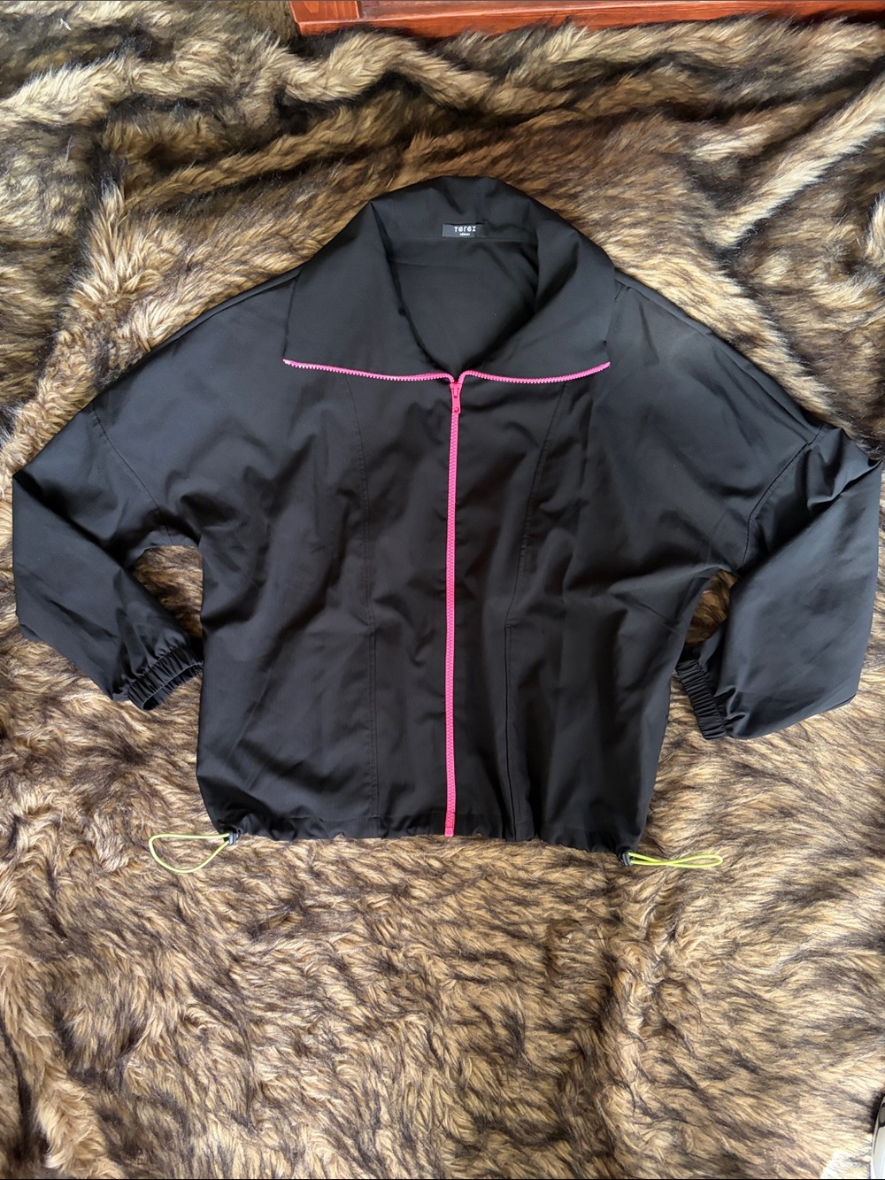 Terez- Black Women's Lightweight Windbreaker with Hot Pink Zipper Size Medium